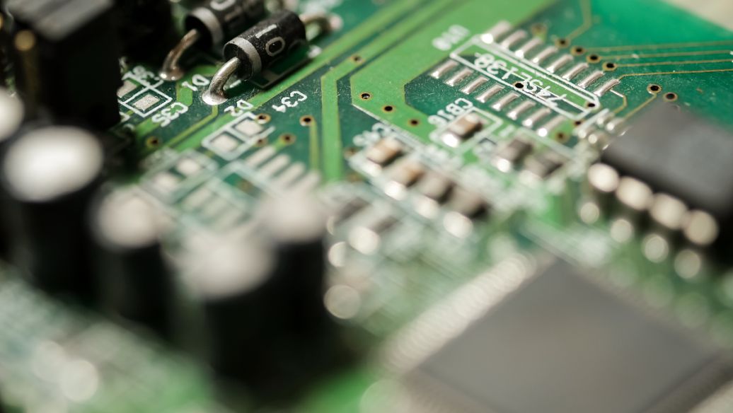 Does the charger control chip use PSR or SSR?